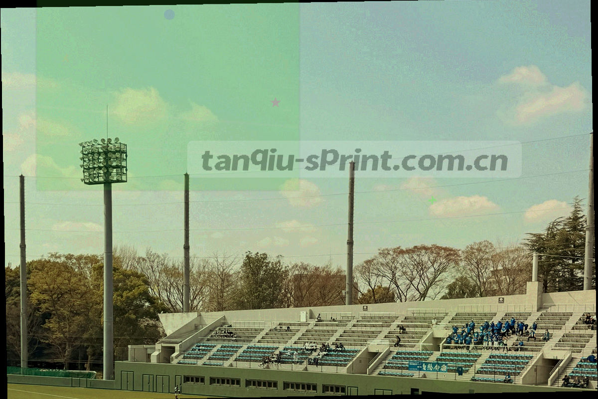 桌面俯拍：多块屏幕并排显示赛程表与分区表格，手部停在键盘旁的近景